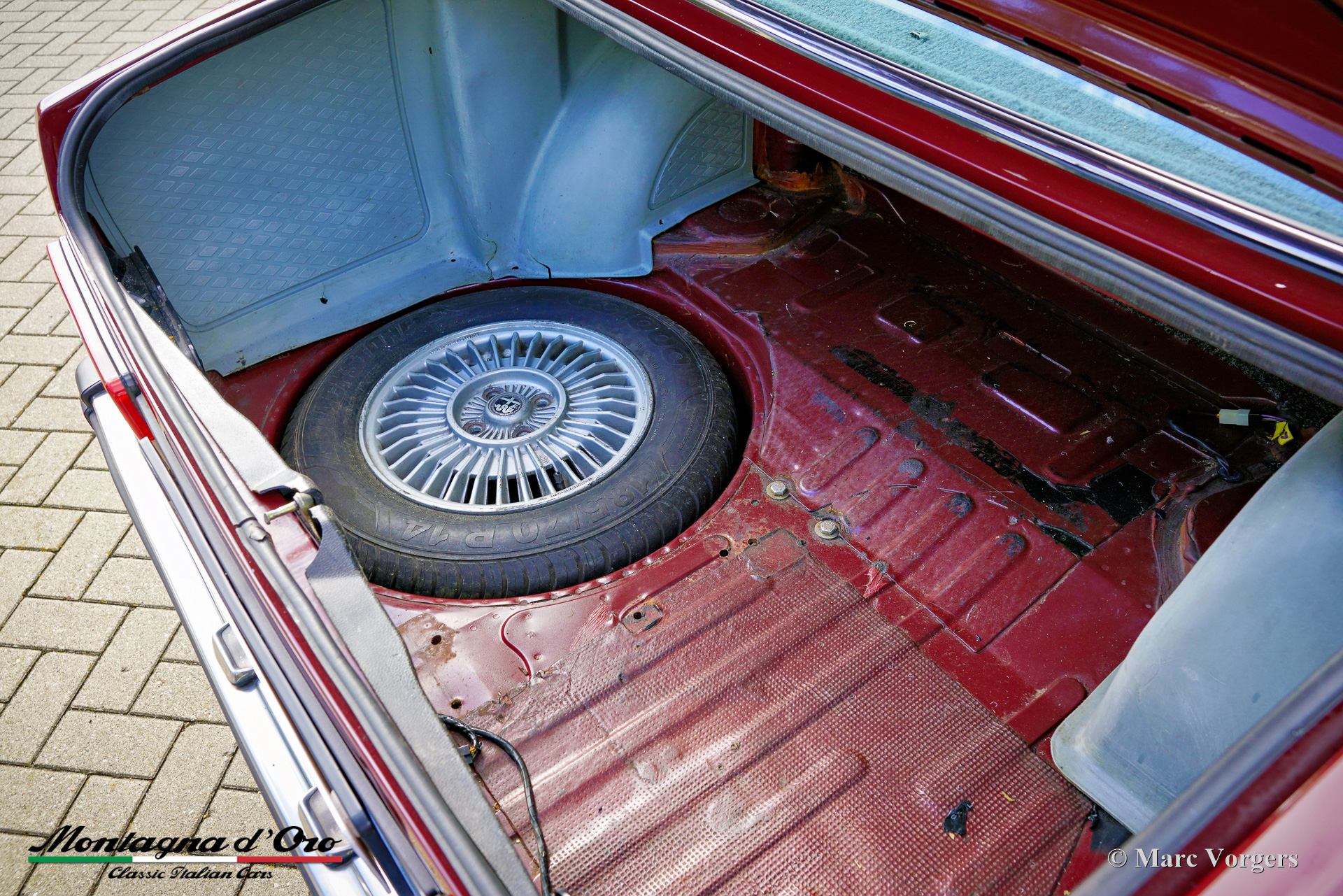 Alfa-Romeo-Alfetta-2000-Trintignant-1984-Rosso-Veneziano-AR537-48