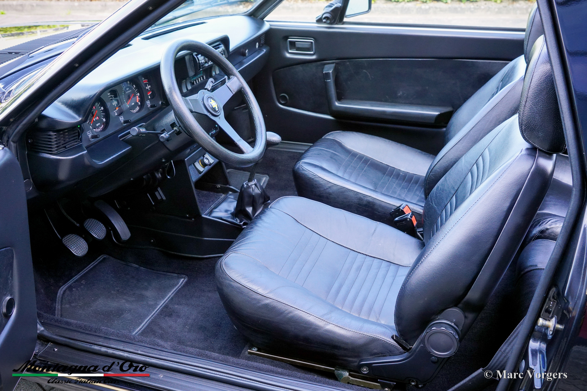 Lancia-Beta-2000-Spider-Zagato-1981-John-Player-Special-Black-Gold-05