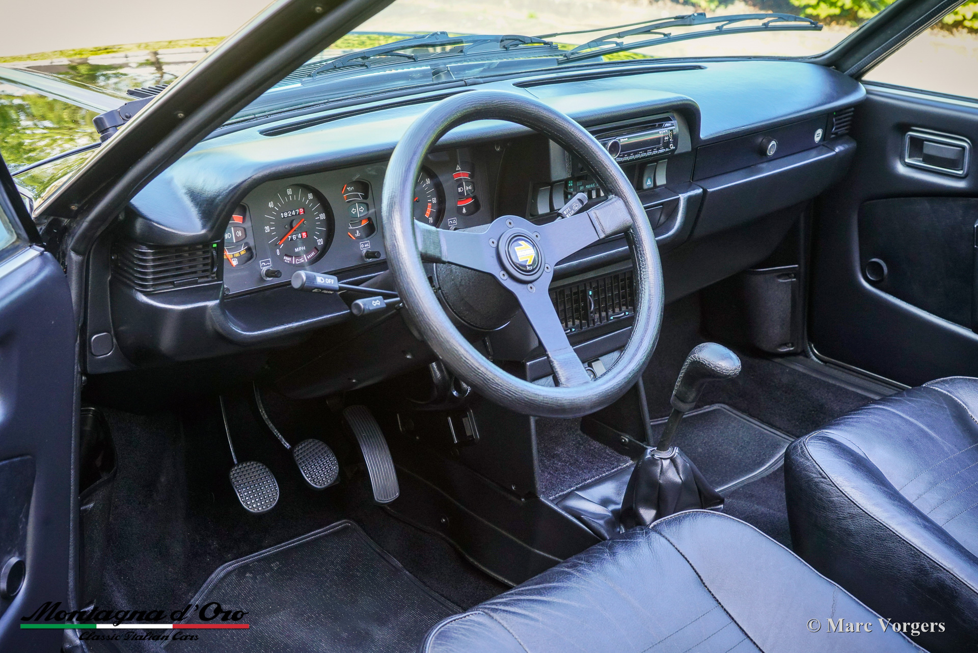 Lancia-Beta-2000-Spider-Zagato-1981-John-Player-Special-Black-Gold-07