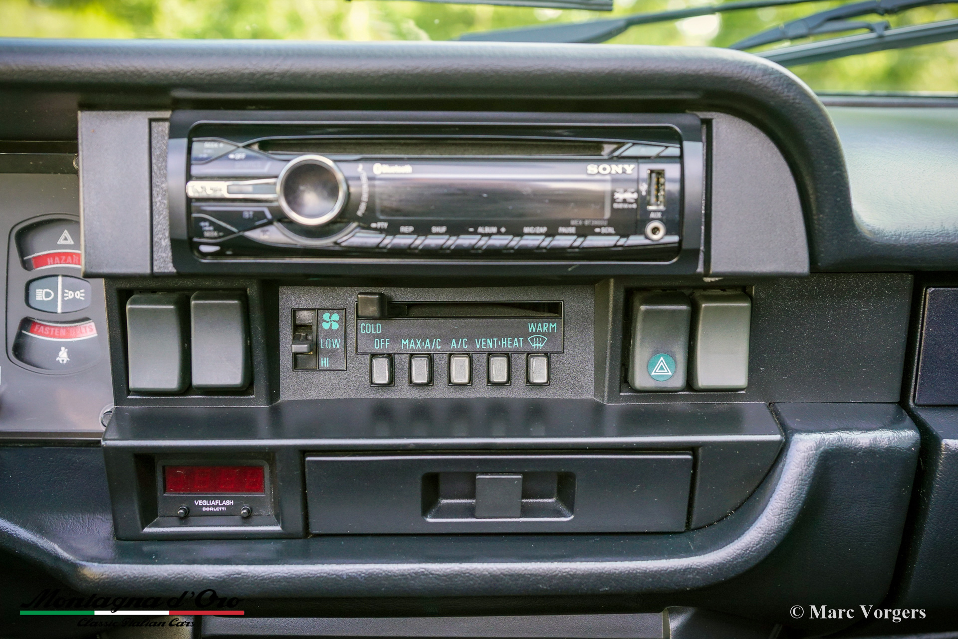 Lancia-Beta-2000-Spider-Zagato-1981-John-Player-Special-Black-Gold-09