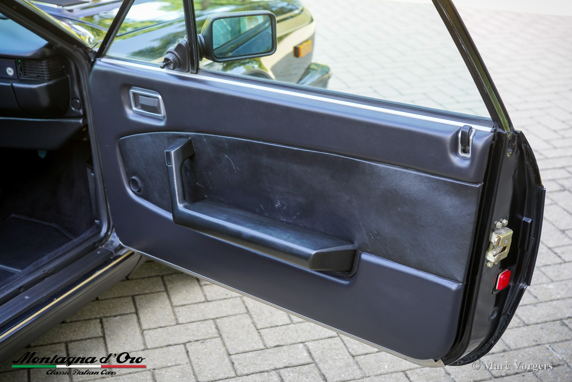 Lancia-Beta-2000-Spider-Zagato-1981-John-Player-Special-Black-Gold-18