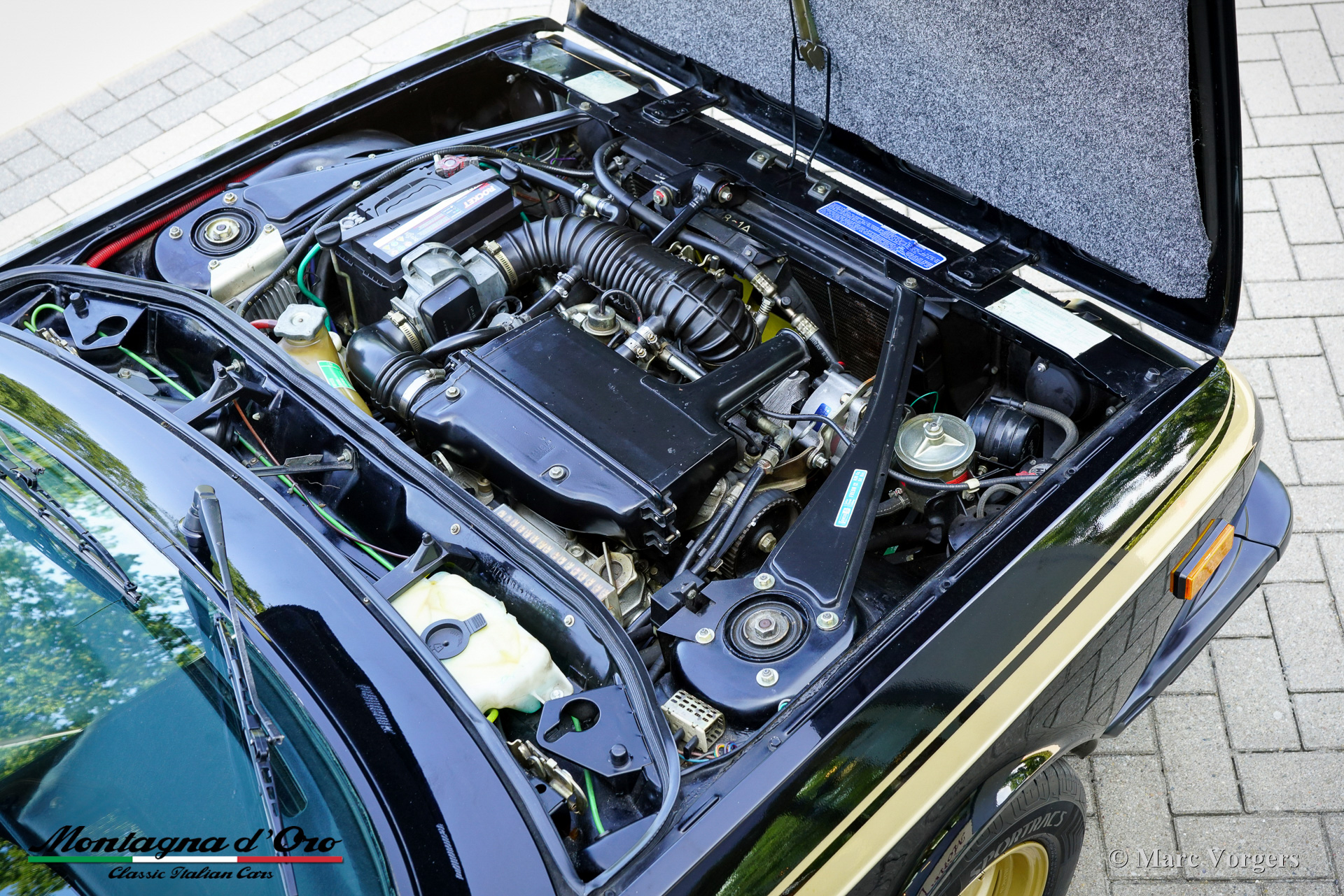 Lancia-Beta-2000-Spider-Zagato-1981-John-Player-Special-Black-Gold-21