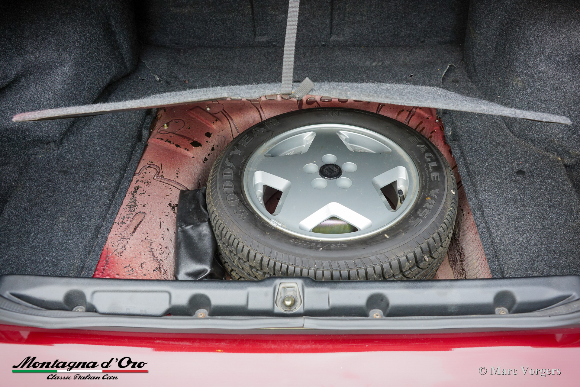 Lancia_Thema_Ferrari_8_32_1988_Rosso_Winner_Red_Rouge_Rot_Metallic_68